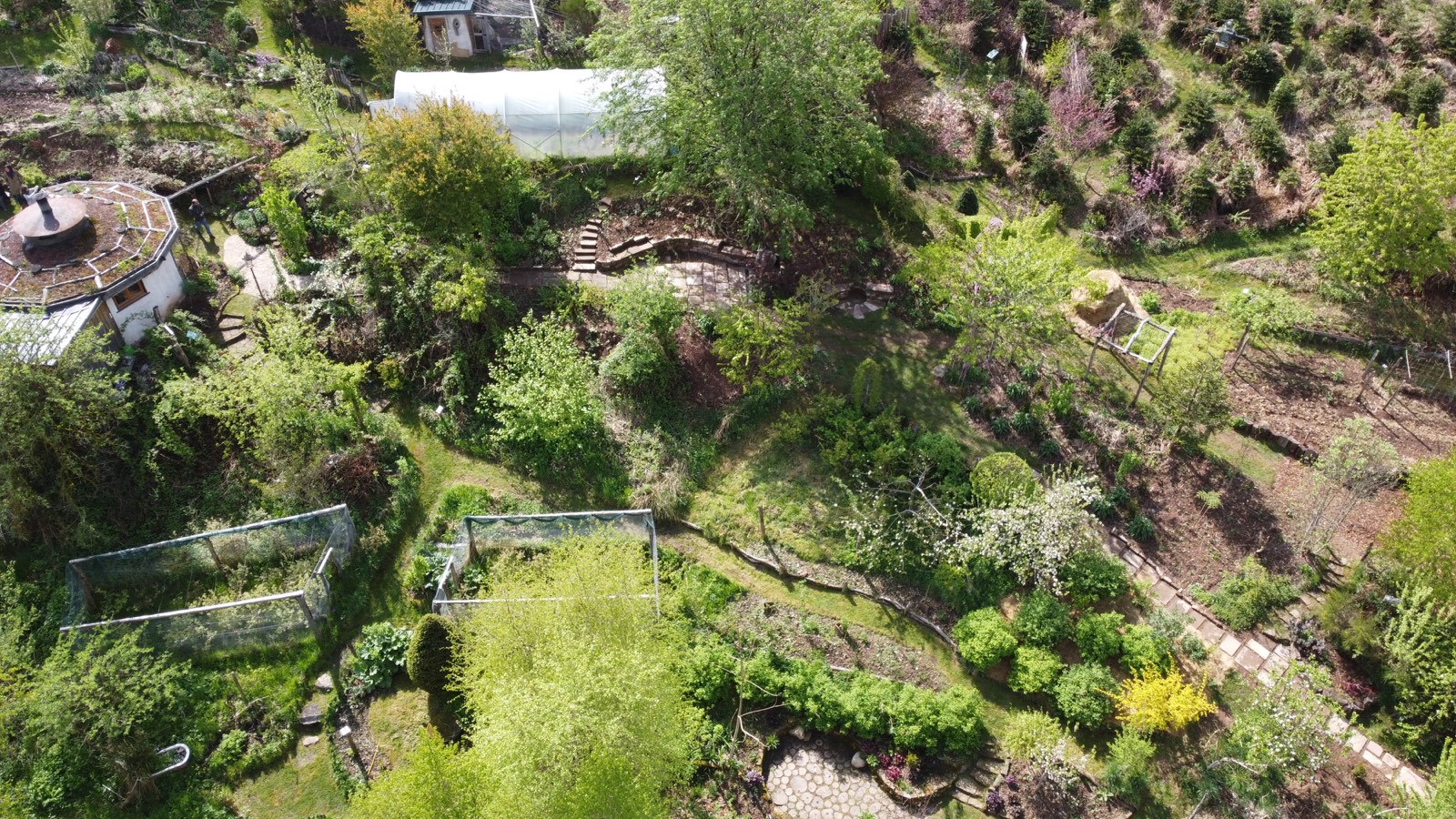 Vue aérienne d'un jardin nourricier et de ses zones de culture